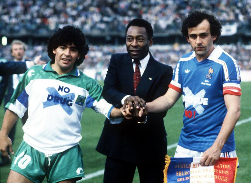 1988: Pel tra Maradona e Michel Platini, prima di una partita contro la droga. O’ Rei in tutta la sua carriera e’ stato spesso promotore di campagne di lotta e sensibilizzazione contro l’uso di sostanze stupefacenti (Omega)
